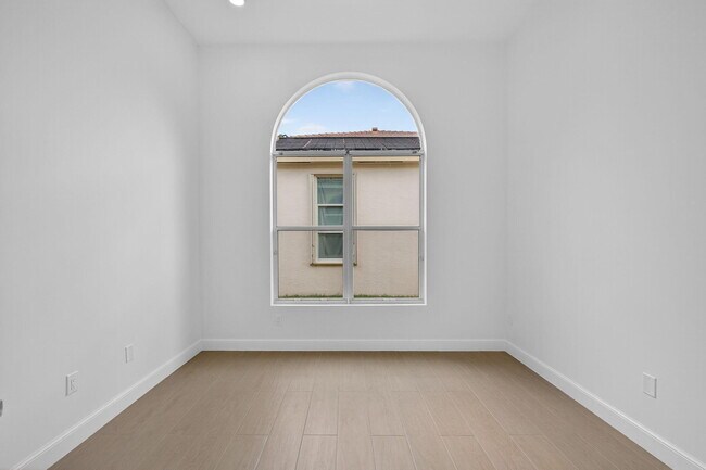 Building Photo - 8873 Via Brilliante