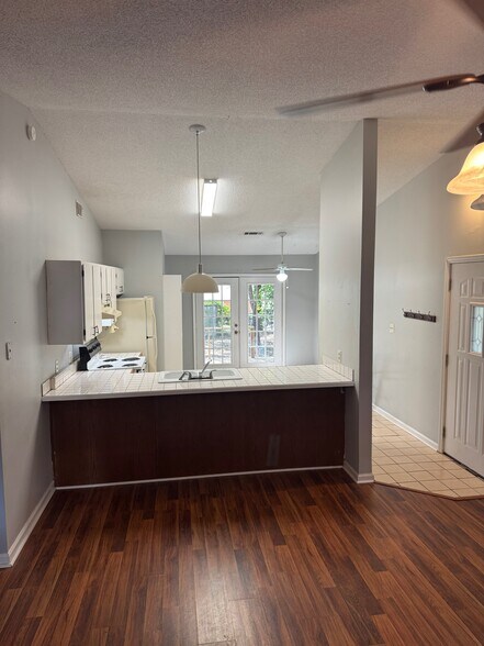 Building Photo - 268 Somerset Dr