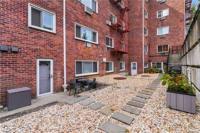 Building Photo - 828 Pelhamdale Ave