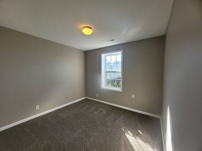 Building Photo - $1900 - 4 Beds 3 Bath + Bonus Room w/ Massive Fenced Yard