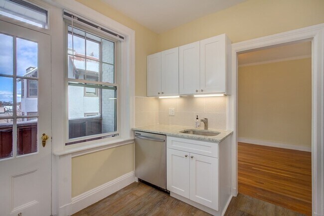Building Photo - 321 Tappan St