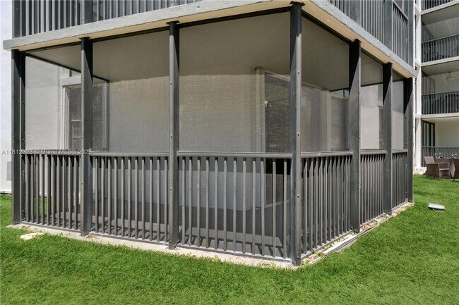 Building Photo - 3101 N Country Club Dr