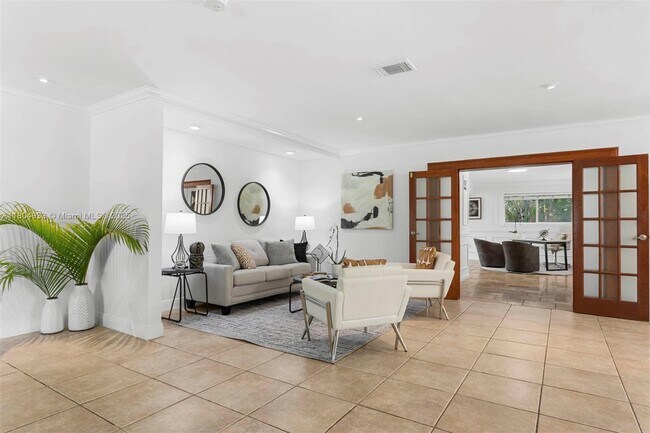 Building Photo - 6140 Pine Tree Dr