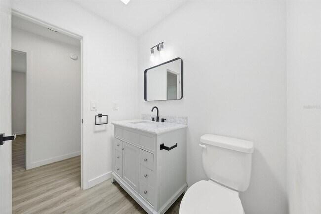 Building Photo - 515 Floral Dr