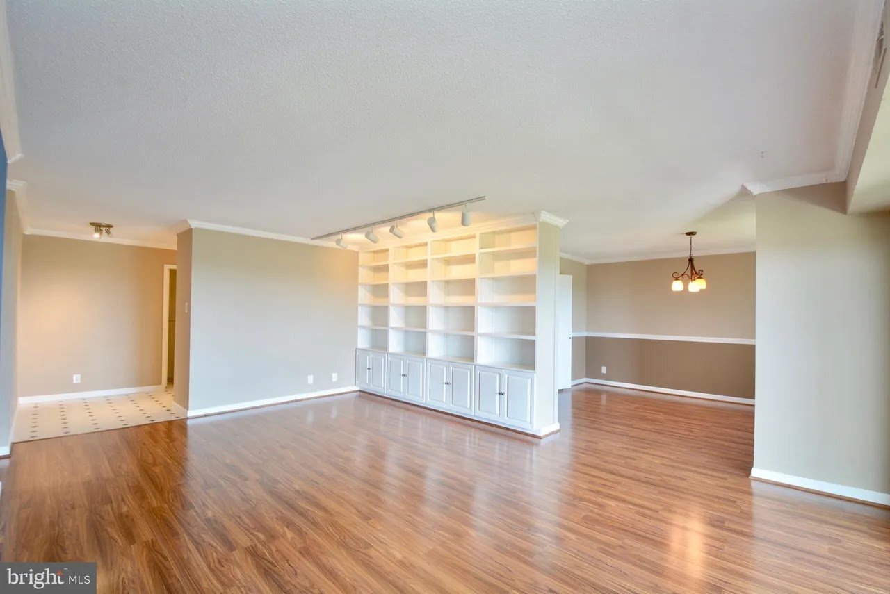 Building Photo - 307 Yoakum Pkwy