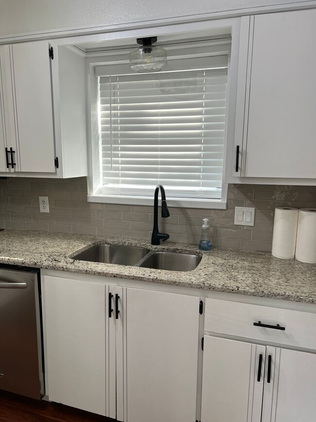 Building Photo - (2)Bed/(2.5) Bath + Study and Storm Shelter Avail Dec 1!