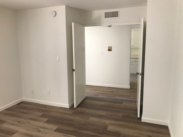 Building Photo - 15215 W Magnolia Blvd