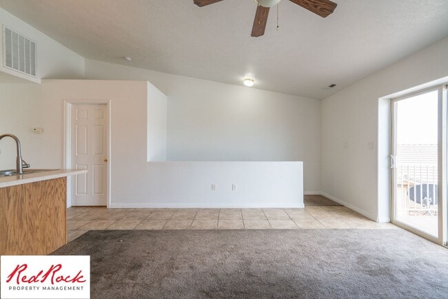 Building Photo - Spacious 3 Bedroom Townhome in Central St....