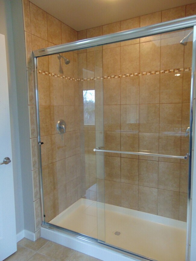 Building Photo - 4+ Bedroom/2.5 Bath Luxury Kirkland Home.  Spacious Home, Rose Hill Area!  A Must See!