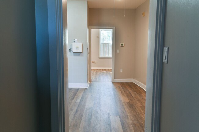 Building Photo - Large 3 Bedroom Single Family Home on Fors...