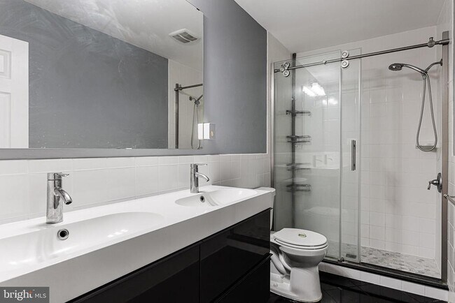 Building Photo - 18 Lakeview Dr