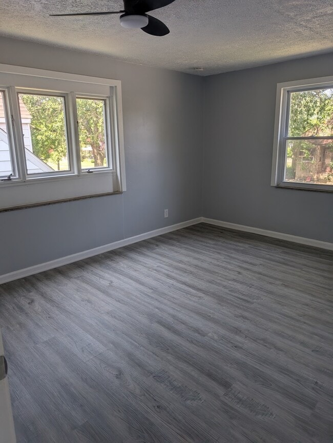 Building Photo - Spacious 5BR 2BA SFR w/ In-Unit W/D • Off Street Parking in Euclid