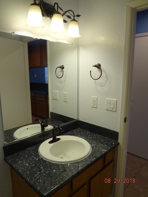 Building Photo - Beautiful 3 bedroom 2 1/2 bath Town-House Coming Soon!