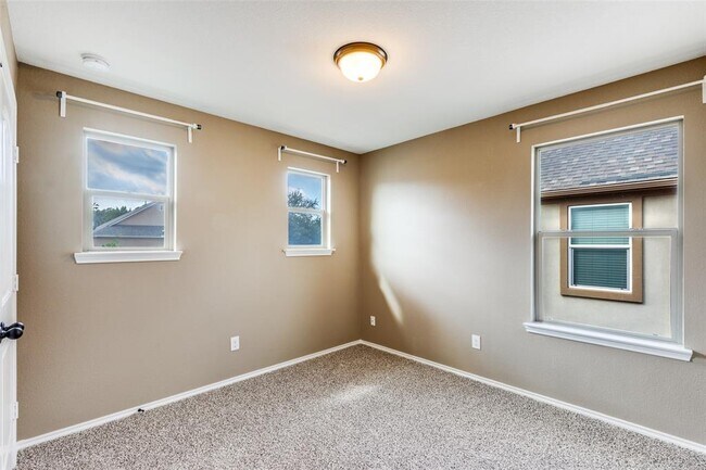 Building Photo - 1205 Half Hitch Trl