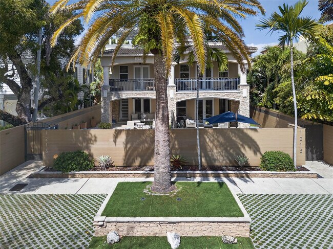 Building Photo - 1215 NE 1st St