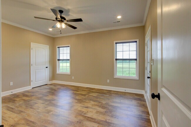 Building Photo - 135 Riverbend Dr