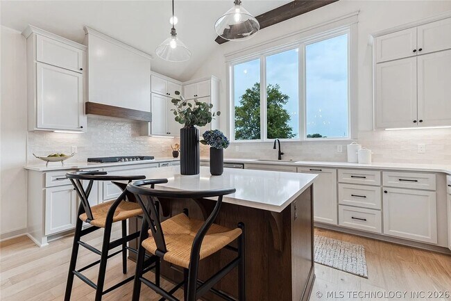 Building Photo - 5 Bed | 5 Bath House