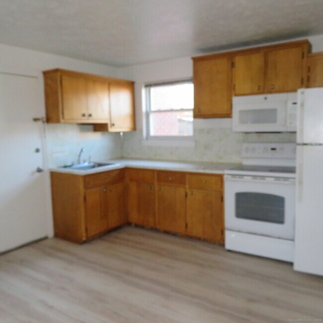 Building Photo - 152 Surrey Dr