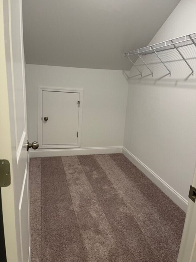 Building Photo - 3 Bedroom Townhome w/ 2 Car Garage