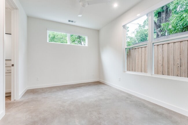 Building Photo - Tucked away Lakewood Gem, 2 story townhome, Walkable area!