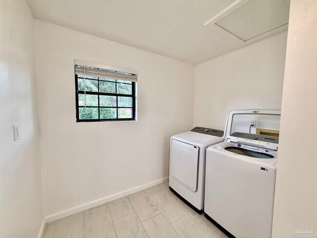Building Photo - 1305 Heatherwood Cir