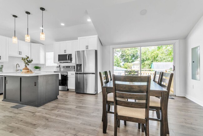 Building Photo - Charming 3BD/2BTH Home with Private Backya...