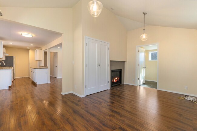 Building Photo - Light-Filled 3BR Home w/ Large Fenced in Yard