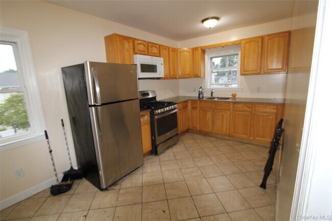 Building Photo - 215 Colonial Ave