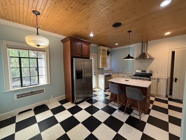 Building Photo - 100 Mcdowell Rd