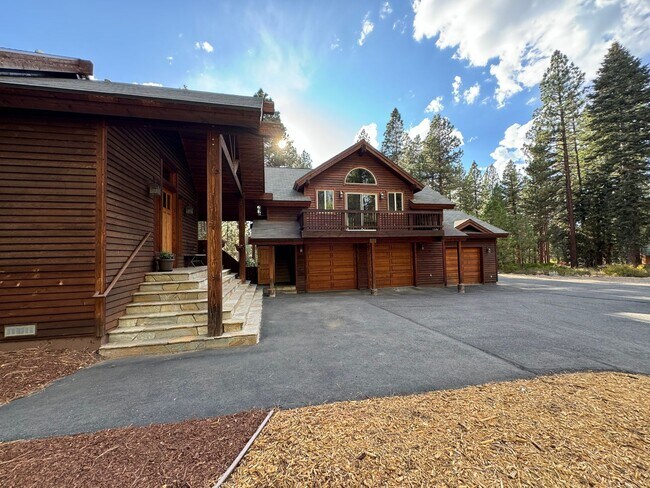 Building Photo - Luxury Mountain Retreat: 4-Bedroom Home wi...
