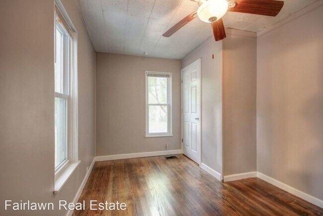 Building Photo - 3 br, 1 bath House - 302 South Grove St.