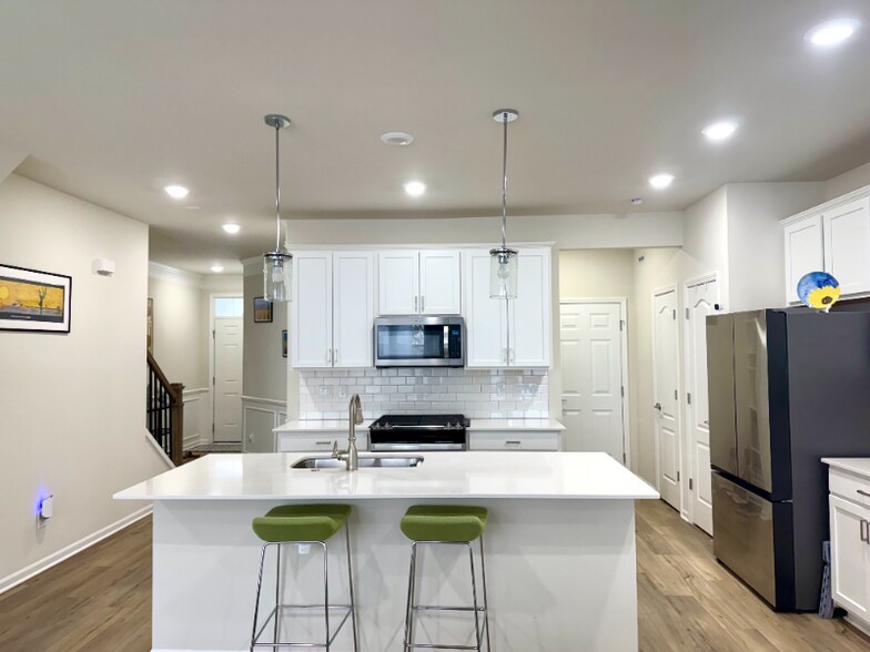 Building Photo - 525 Addison Cir