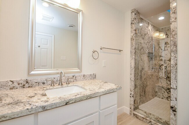 Building Photo - 414 Lakeview Dr