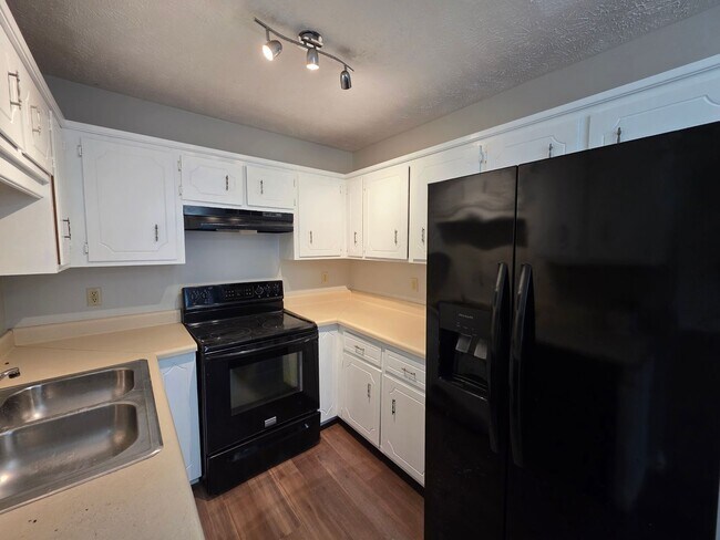 Building Photo - 1/2 OFF 1st Month's Rent!!