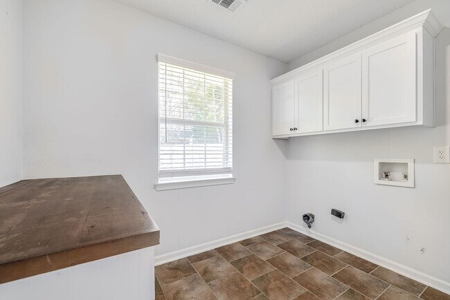 Building Photo - Updated 3BR Home with Fenced Yard in the H...