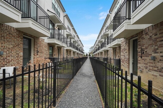 Building Photo - 1268 N Post Oak Rd