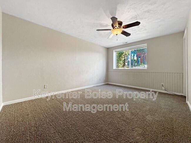 Building Photo - 2035 S Travertine Way