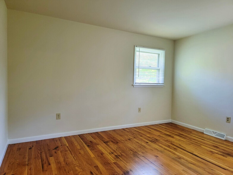 Building Photo - 1404 Carlton Dr