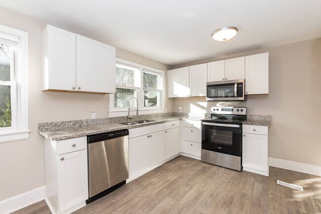 Building Photo - Gorgeous Move-In Ready Home