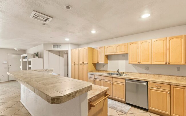 Building Photo - Great home in an active 55+ community!