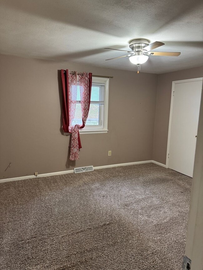 Building Photo - Great 2 Bedroom/2 Bath Duplex Unit For Lease