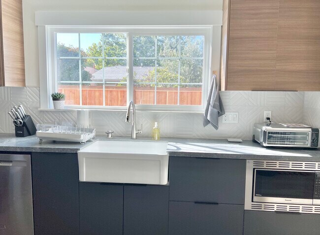 Kitchen apron sink - 392 N 7th St