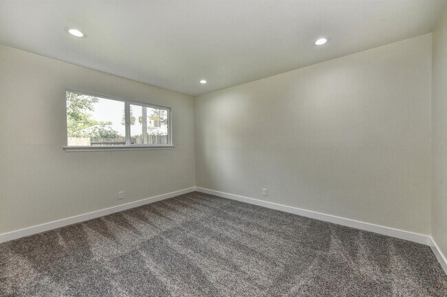 Building Photo - Near Mercy Hospital - Remodeled 4 Bdrm, 2 Bath