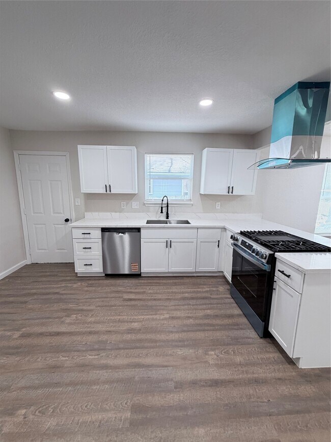 Building Photo - 2915 Creston Dr