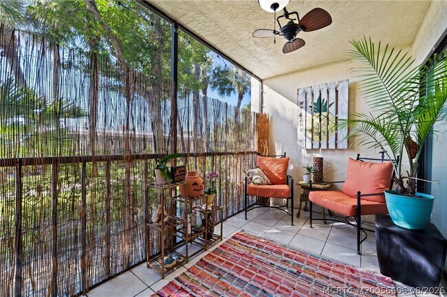 Building Photo - 250 SE Four Winds Dr