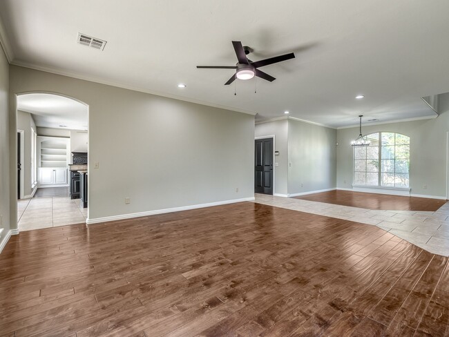 Building Photo - 8900 Belcaro Dr