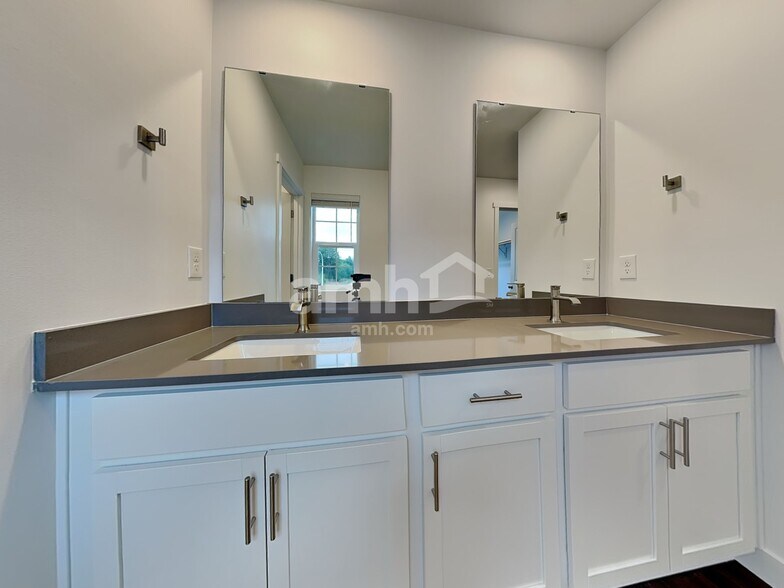 Building Photo - 8037 Dagny St SW