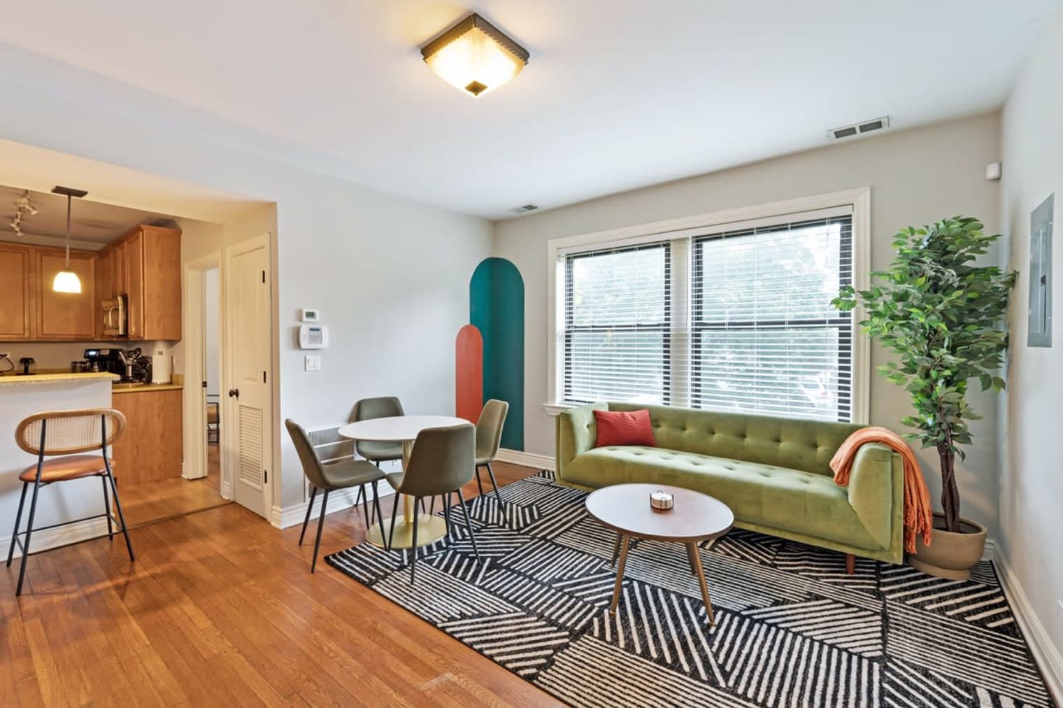 Building Photo - 3437 N Lakewood Ave