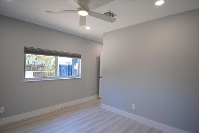 Building Photo - 1512 NE 1st Ave.