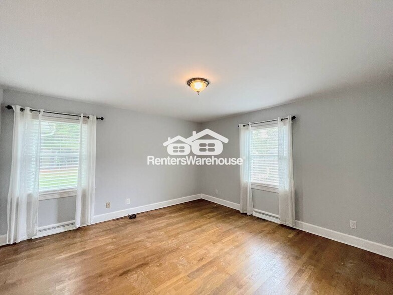Building Photo - 3305 Camellia Dr